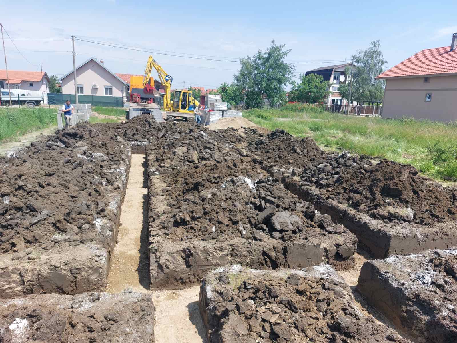 Asfaltiranje prilaznog puta Batajnica