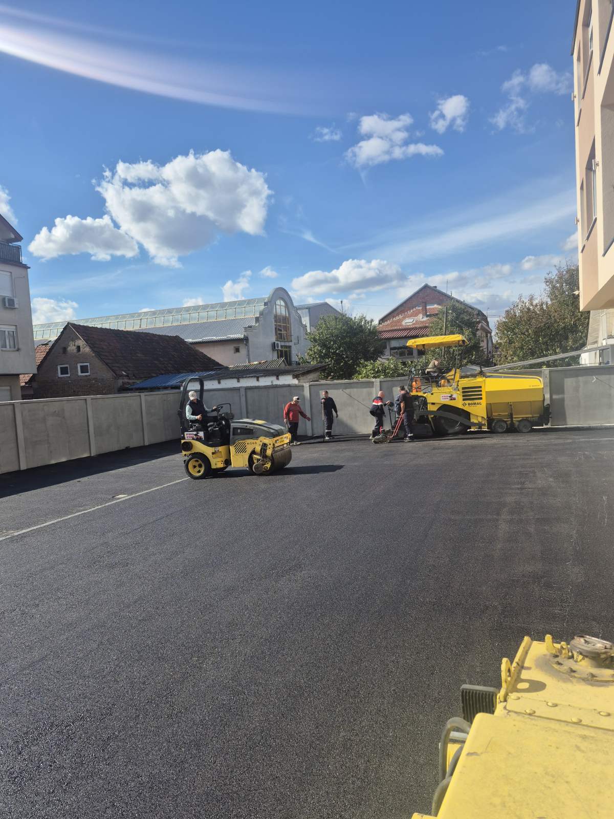 Mašina za asfaltiranje na terenu Beograd