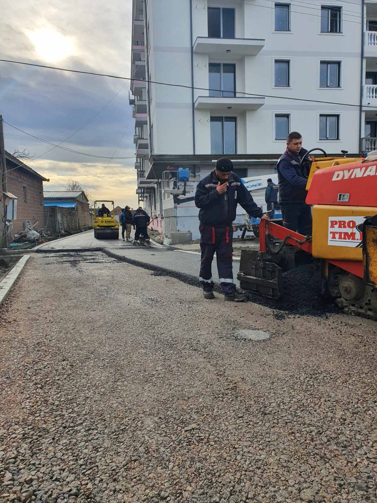 Asfaltna mašina pri radu Zemun