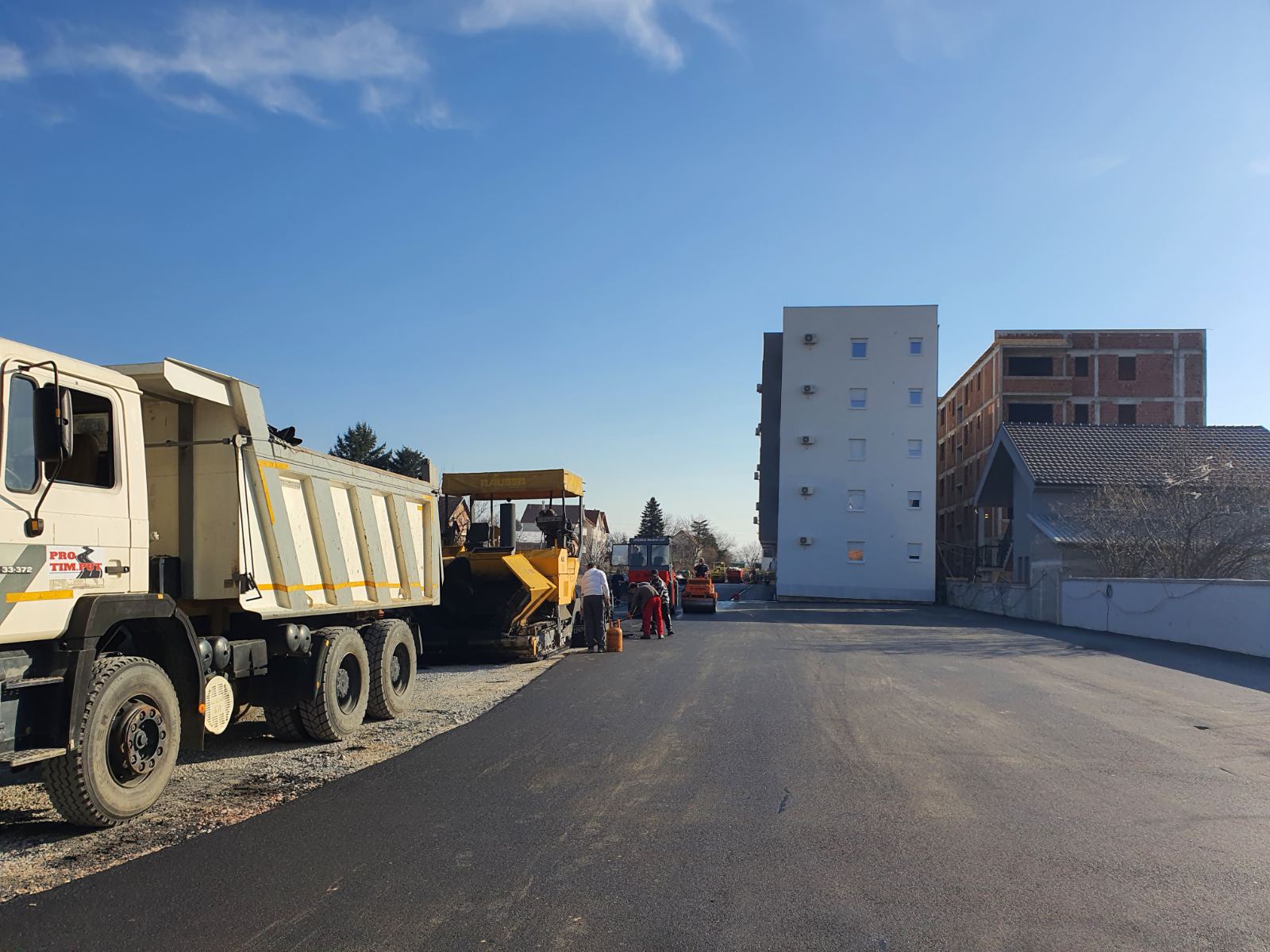 Asfaltiranje parking mesta Batajnica